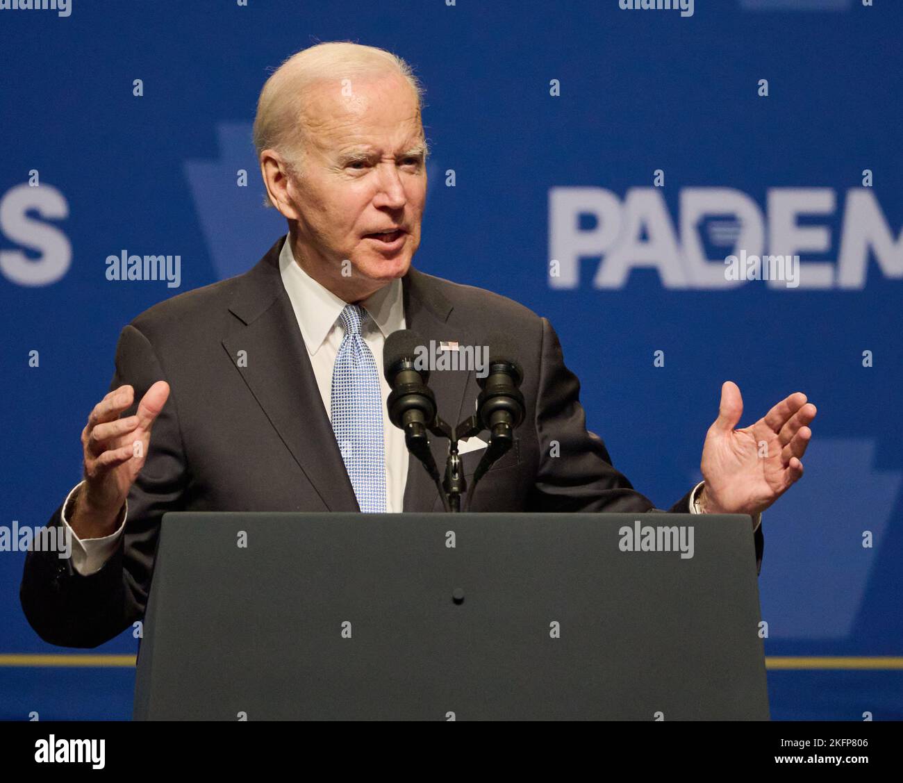 PHILADELPHIE, PA, États-Unis - 28 OCTOBRE 2022 : le président Joe Biden s'exprime au dîner de l'indépendance du Parti démocratique de Pennsylvanie. Banque D'Images