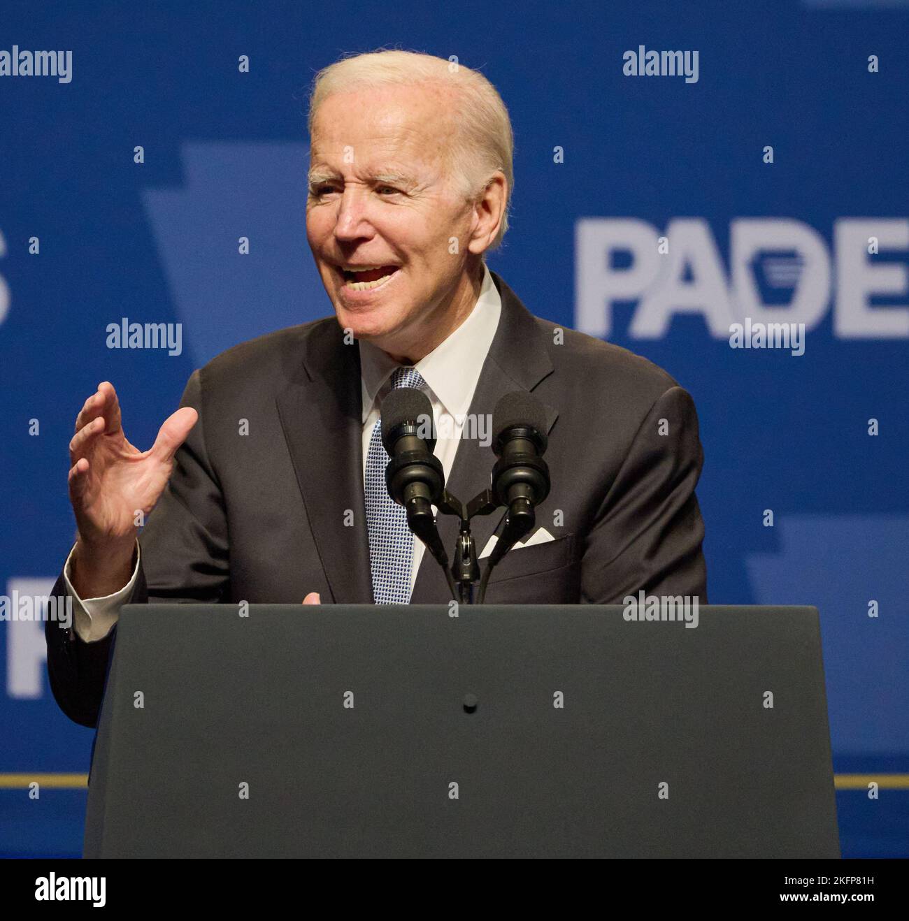PHILADELPHIE, PA, États-Unis - 28 OCTOBRE 2022 : le président Joe Biden s'exprime au dîner de l'indépendance du Parti démocratique de Pennsylvanie. Banque D'Images