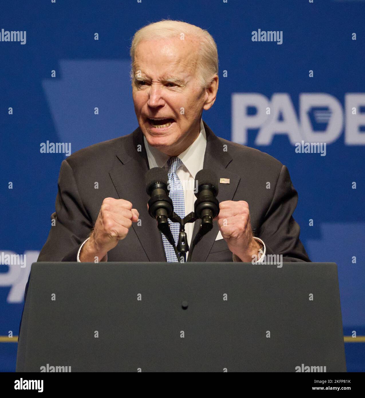 PHILADELPHIE, PA, États-Unis - 28 OCTOBRE 2022 : le président Joe Biden s'exprime au dîner de l'indépendance du Parti démocratique de Pennsylvanie. Banque D'Images