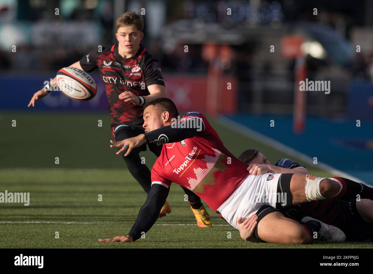 Londres, Royaume-Uni. 19th novembre 2022. Hosea Saumaki de Leicester Tigers avance avec le ballon et est attaqué par Francis Moore de Saracens lors du match de la coupe de rugby de Premiership entre Saracens et Leicester Tigers au stade StoneX, Londres, Angleterre, le 19 novembre 2022. Photo de Phil Hutchinson. Utilisation éditoriale uniquement, licence requise pour une utilisation commerciale. Aucune utilisation dans les Paris, les jeux ou les publications d'un seul club/ligue/joueur. Crédit : UK Sports pics Ltd/Alay Live News Banque D'Images