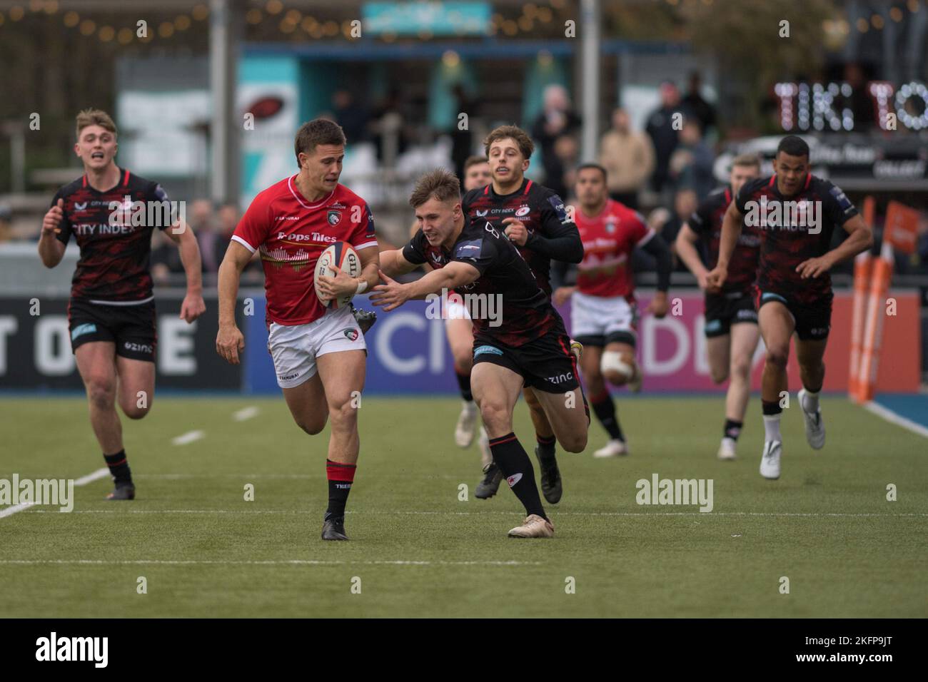 Londres, Royaume-Uni. 19th novembre 2022. Jed Walsh, de Leicester Tigers, est chassé par Tobias Elliott, de Saracens, lors du match de la première coupe de rugby entre Saracens et Leicester Tigers au stade StoneX, Londres, Angleterre, le 19 novembre 2022. Photo de Phil Hutchinson. Utilisation éditoriale uniquement, licence requise pour une utilisation commerciale. Aucune utilisation dans les Paris, les jeux ou les publications d'un seul club/ligue/joueur. Crédit : UK Sports pics Ltd/Alay Live News Banque D'Images