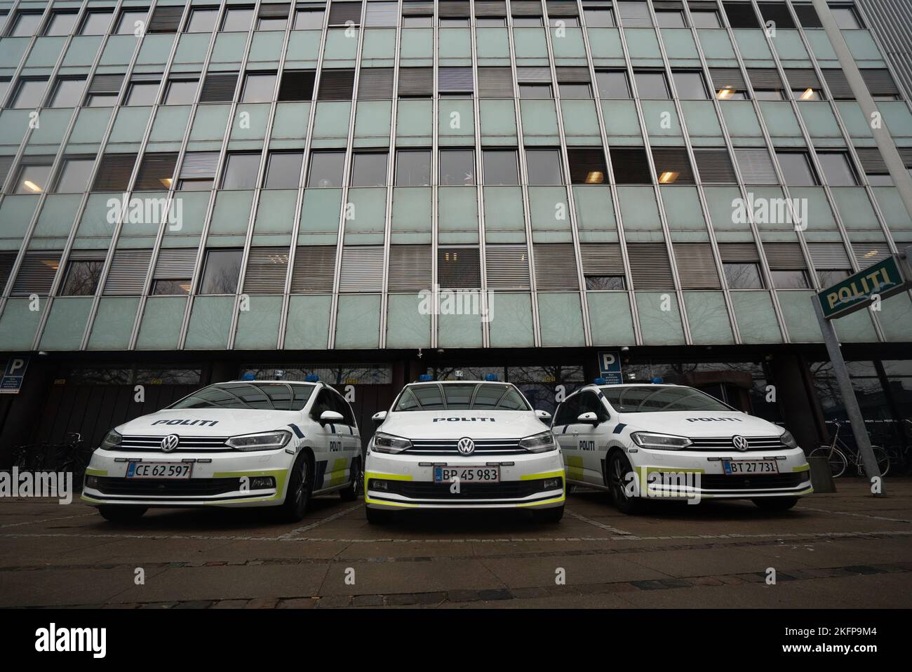 Voitures de police danoises à l'extérieur du poste de police de la ville de Copenhague / Københavns Politis ekspedition (Københavns Politi, Station City) (politibiler) Banque D'Images