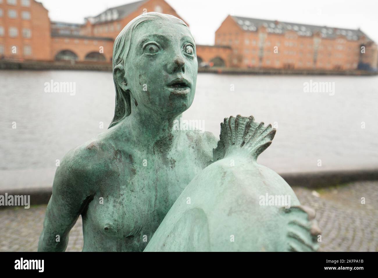 Statue de la Sirène (Carl-Nielsen) devant la Bibliothèque royale danoise de Copenhague, Danemark. Statue de la Sirène en diamant noir d'Anne Marie Carl-Nielsen. Banque D'Images