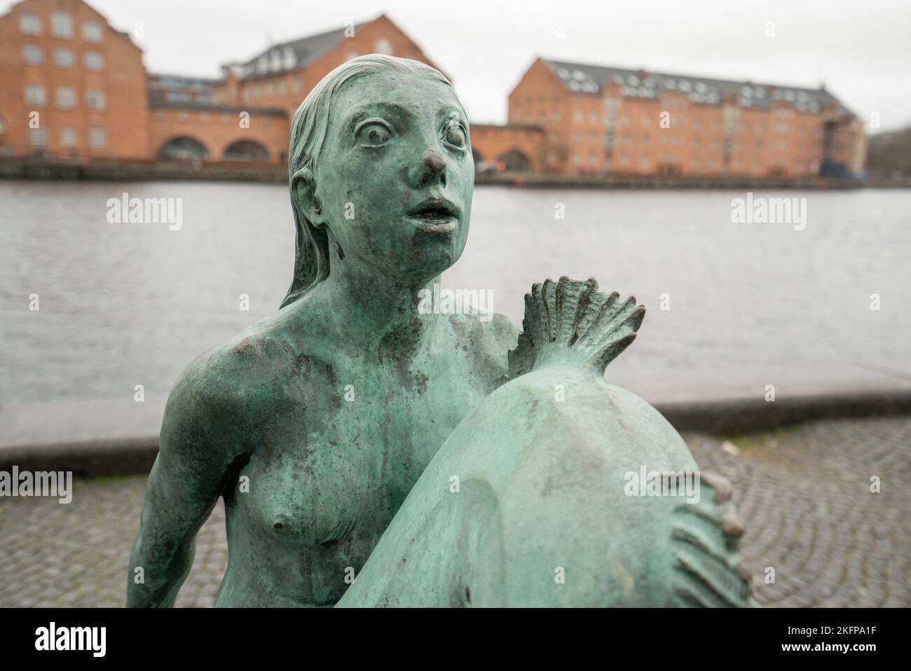 Statue de la Sirène (Carl-Nielsen) devant la Bibliothèque royale danoise de Copenhague, Danemark. Statue de la Sirène en diamant noir d'Anne Marie Carl-Nielsen. Banque D'Images