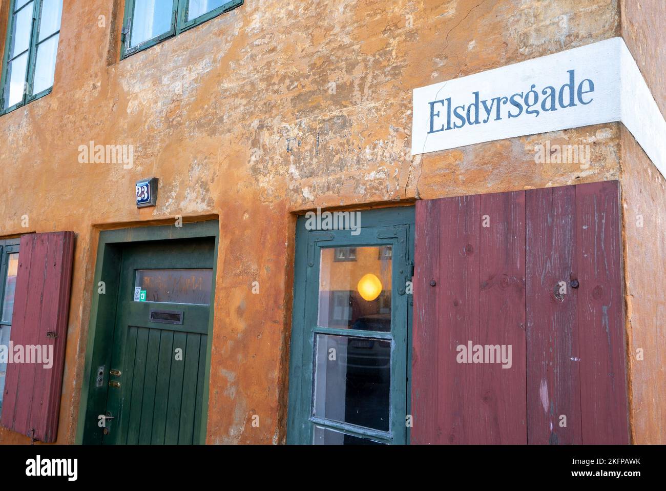 Elsdyrsgade, Nyboder-Nyboder est un quartier historique de maisons en rangée d'anciennes casernes navales à Copenhague, au Danemark. Maisons jaunes à Copenhague. Banque D'Images