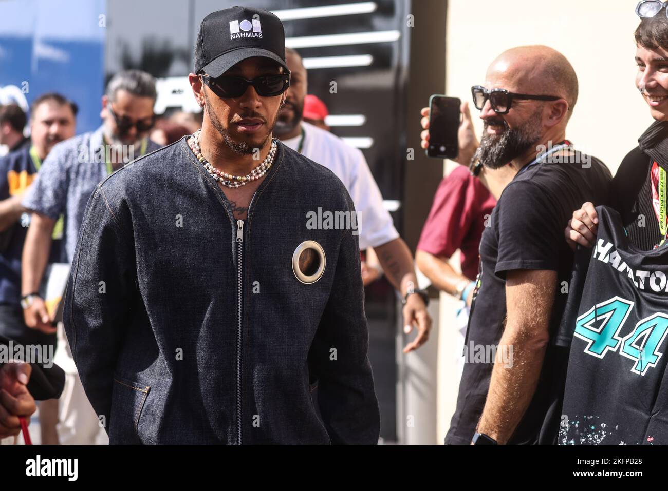 Abu Dhabi, Émirats arabes Unis. 19th novembre 2022. Lewis Hamilton de Mercedes arrive Grand Prix de Formule 1 à Abu Dhabi au circuit Yas Marina sur 19 novembre 2022 à Abu Dhabi, aux Émirats arabes Unis. (Credit image: © Beata Zawrzel/ZUMA Press Wire) Banque D'Images