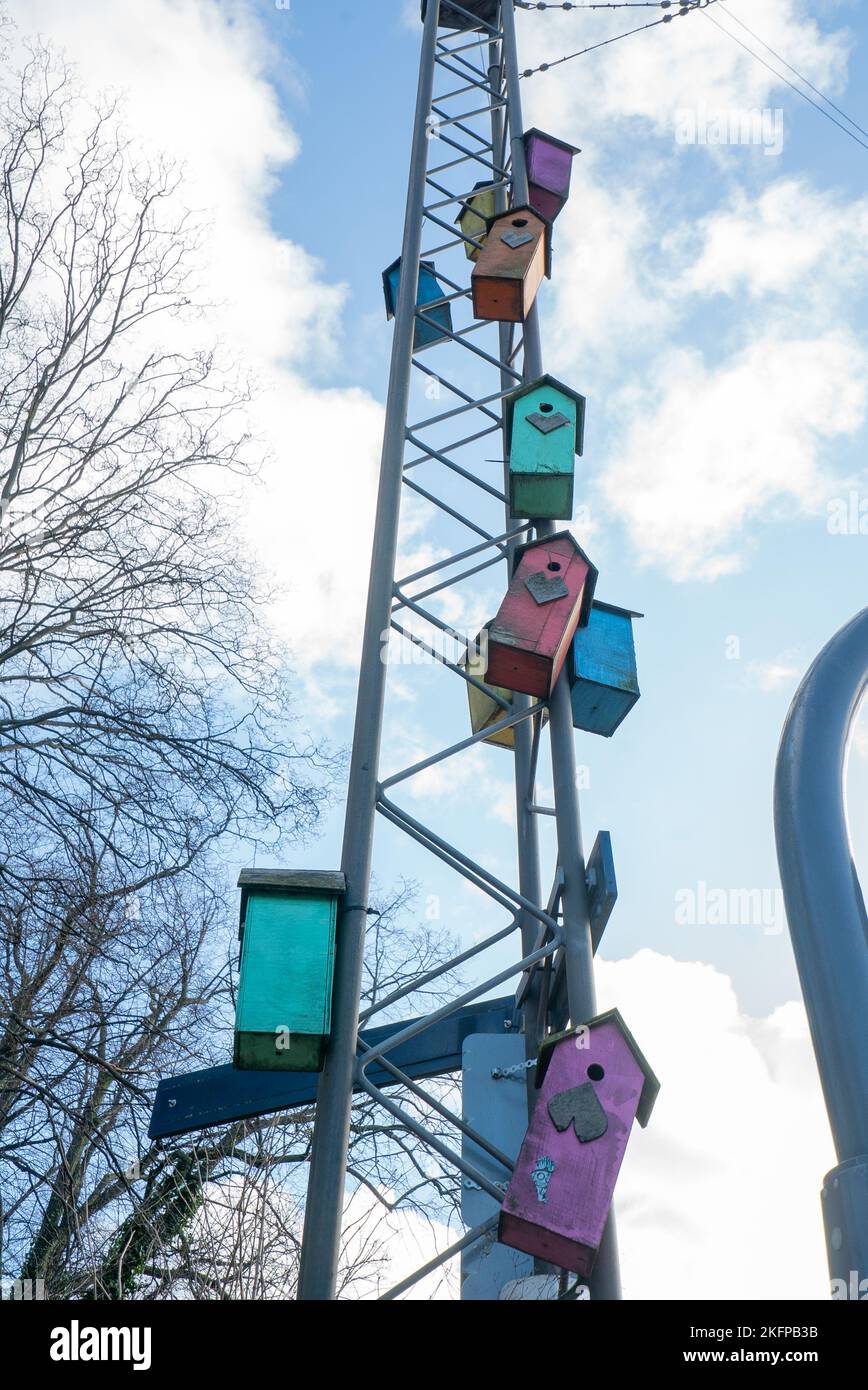 Boîtes à oiseaux décorées et colorées à Copenhague, Danemark. Nichoirs multicolores dans les rues de la ville de Copenhague. Rewilding urbain / re-wilding Banque D'Images