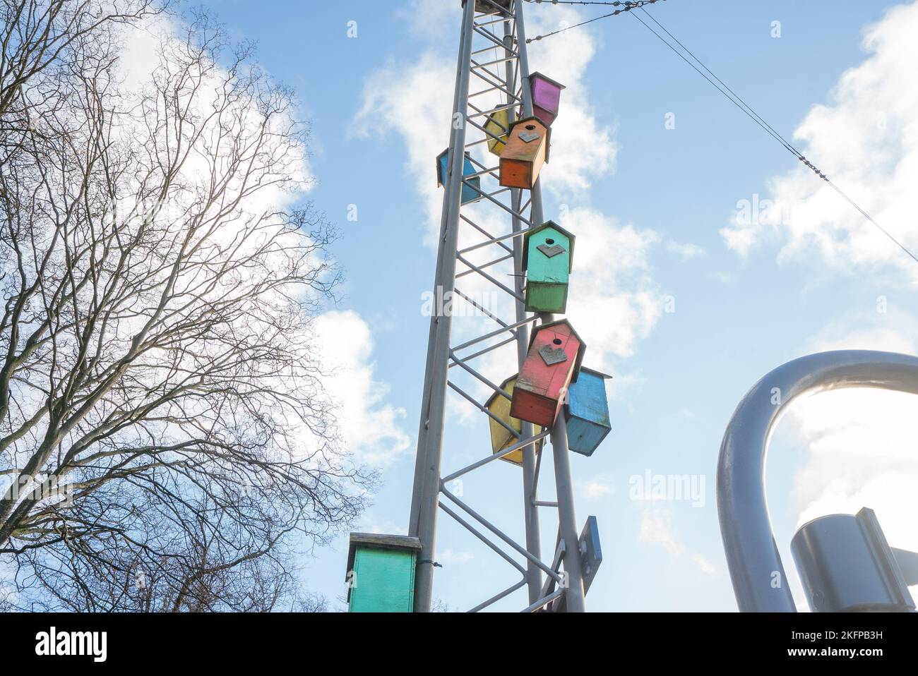 Boîtes à oiseaux décorées et colorées à Copenhague, Danemark. Nichoirs multicolores dans les rues de la ville de Copenhague. Rewilding urbain / re-wilding Banque D'Images