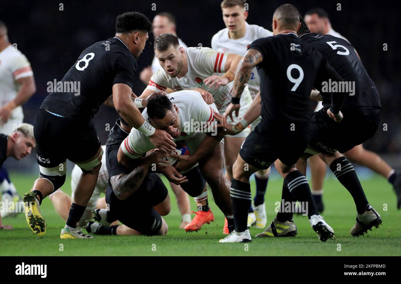 Billy Vunipola (au centre), en Angleterre, est attaqué lors du match international d'automne au stade de Twickenham, à Londres. Date de la photo: Samedi 19 novembre 2022. Banque D'Images