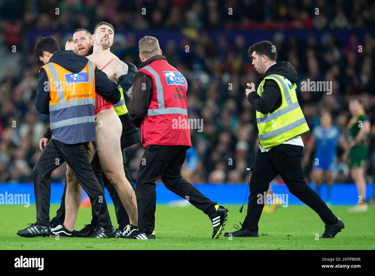 Les haltes de streaker jouent lors de la finale de la coupe du monde de rugby 2021 entre l'Australie et les Samoa à Old Trafford, Manchester, le samedi 19th novembre 2022. (Photo : Trevor Wilkinson | MI News) Credit: MI News & Sport /Alay Live News Banque D'Images