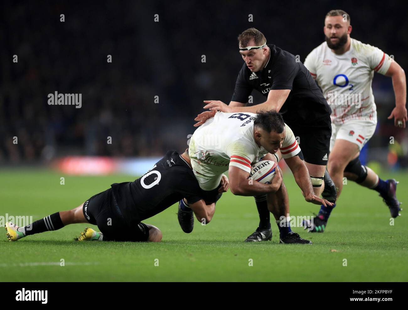 Billy Vunipola (au centre) est attaqué par Richie Mo'unga (à gauche) de Nouvelle-Zélande lors du match international d'automne au stade Twickenham, Londres. Date de la photo: Samedi 19 novembre 2022. Banque D'Images