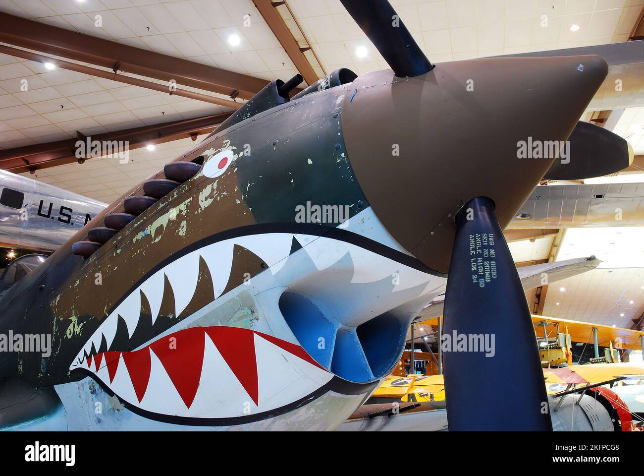 Un avion de chasse Tigre volant de l'époque de la Seconde Guerre mondiale, avec ses dents acérées et ses gangs exposés au Musée de l'aviation navale, montrant des avions militaires Banque D'Images