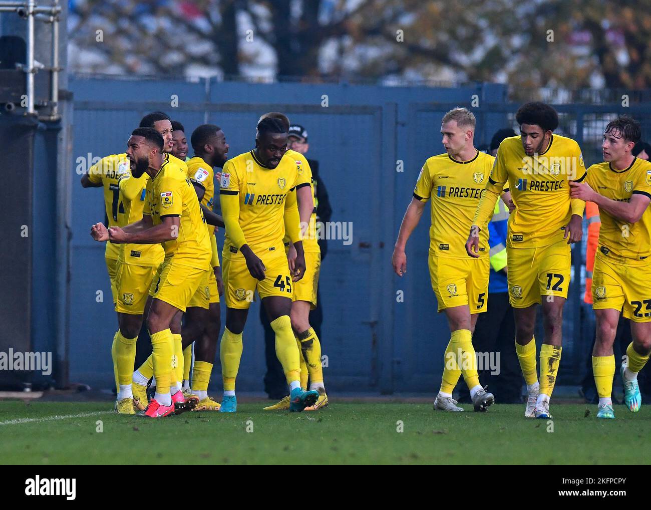 Burton Upon Trent, Royaume-Uni. 19th novembre 2022. LES joueurs DE BUT Burton Albion célèbrent un but à faire 1-0 pendant le match de Sky Bet League 1 Burton Albion vs Plymouth Argyle au stade Pirelli, Burton Upon Trent, Royaume-Uni, 19th novembre 2022 (photo de Stanley Kasala/News Images) à Burton Upon Trent, Royaume-Uni, le 11/19/2022. (Photo de Stanley Kasala/News Images/Sipa USA) crédit: SIPA USA/Alay Live News Banque D'Images