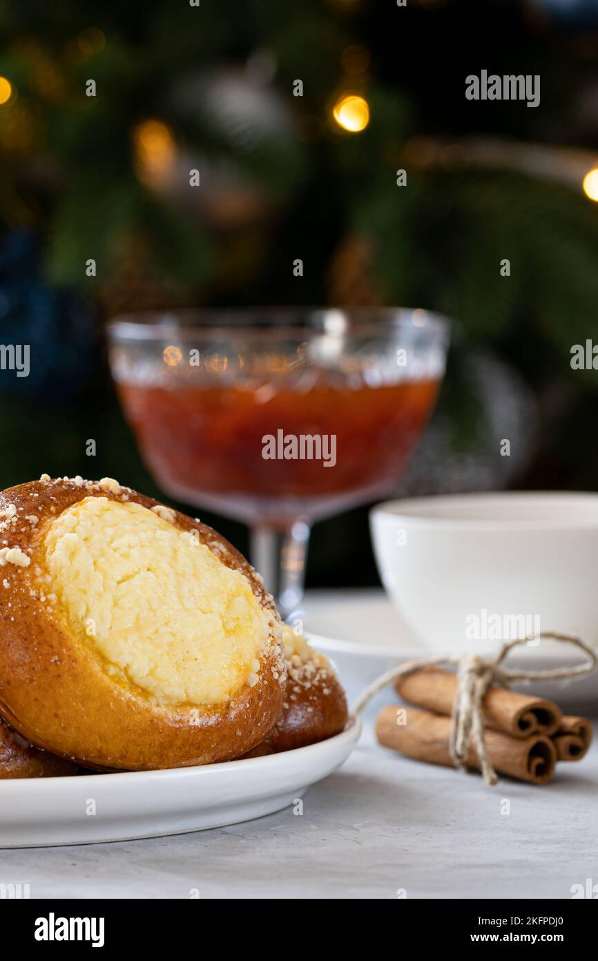 cheesecake avec streusel sur fond de béton, fête du thé du nouvel an avec tartes et confiture près de l'arbre de Noël Banque D'Images