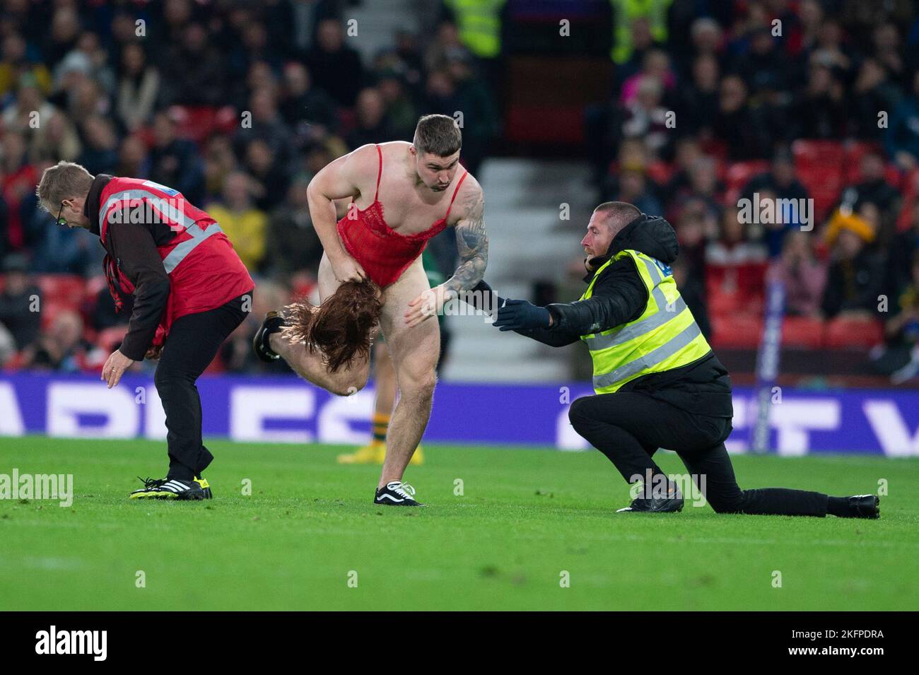 Les haltes de streaker jouent lors de la finale de la coupe du monde de rugby 2021 entre l'Australie et les Samoa à Old Trafford, Manchester, le samedi 19th novembre 2022. (Photo : Trevor Wilkinson | MI News) Credit: MI News & Sport /Alay Live News Banque D'Images