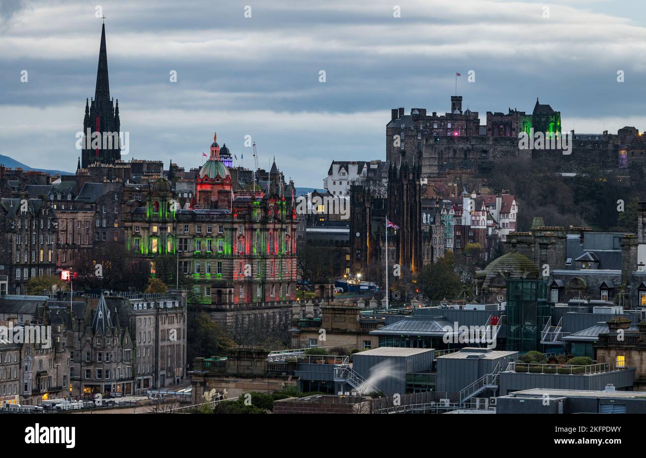 Le centre-ville s'illumine au crépuscule avec le château d'Édimbourg et le siège de la banque HBOS sur le Mound, en Écosse, au Royaume-Uni Banque D'Images