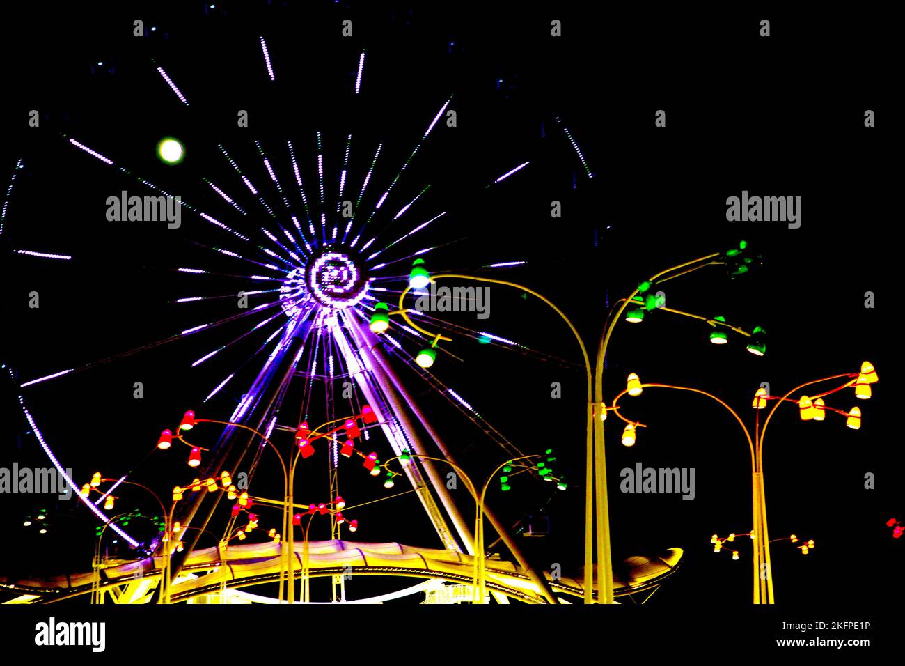 Éclairage de la grande roue la nuit dans le célèbre parc d'attractions