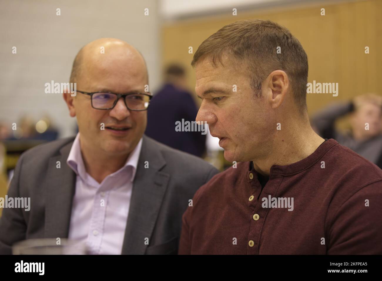 M. Reiner Hufnagel, Maire d'Obernzenn (à gauche) et le Lt Col Mullins (à droite) parlent des plans futurs du bataillon de soutien de l'aviation 127th pendant leur séjour à Illesheim Le festival Obernzinn est un événement annuel qui permet aux dignitaires locaux de se connecter et de célébrer la tradition locale le Lt Col Mullins et le commandant Sgt Maj Ludwig ont été invités à faire l'expérience de la célébration en tant que la nouvelle direction d'Illesheim Alors que nous continuons à renforcer nos liens avec notre pays hôte, nous grandismons ensemble Banque D'Images