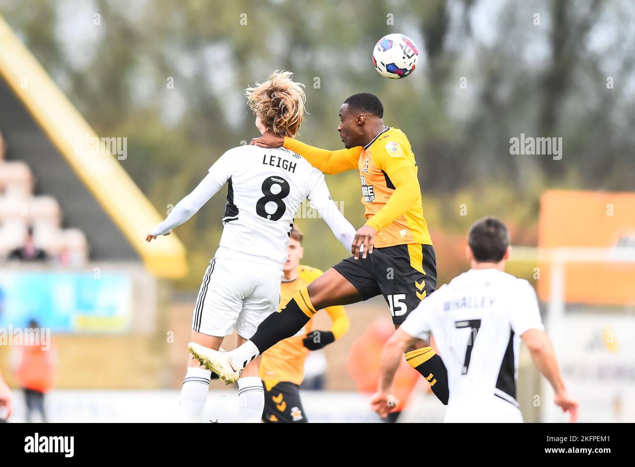 Jubril Okedina (15 Cambridge United) et Tommy Leigh (8 Accrington Stanley) se disputent le ballon lors du match Sky Bet League 1 entre Cambridge United et Accrington Stanley au R coings Abbey Stadium, Cambridge, le samedi 19th novembre 2022. (Crédit : Kevin Hodgson | ACTUALITÉS MI) crédit : ACTUALITÉS MI et sport /Actualités Alay Live Banque D'Images