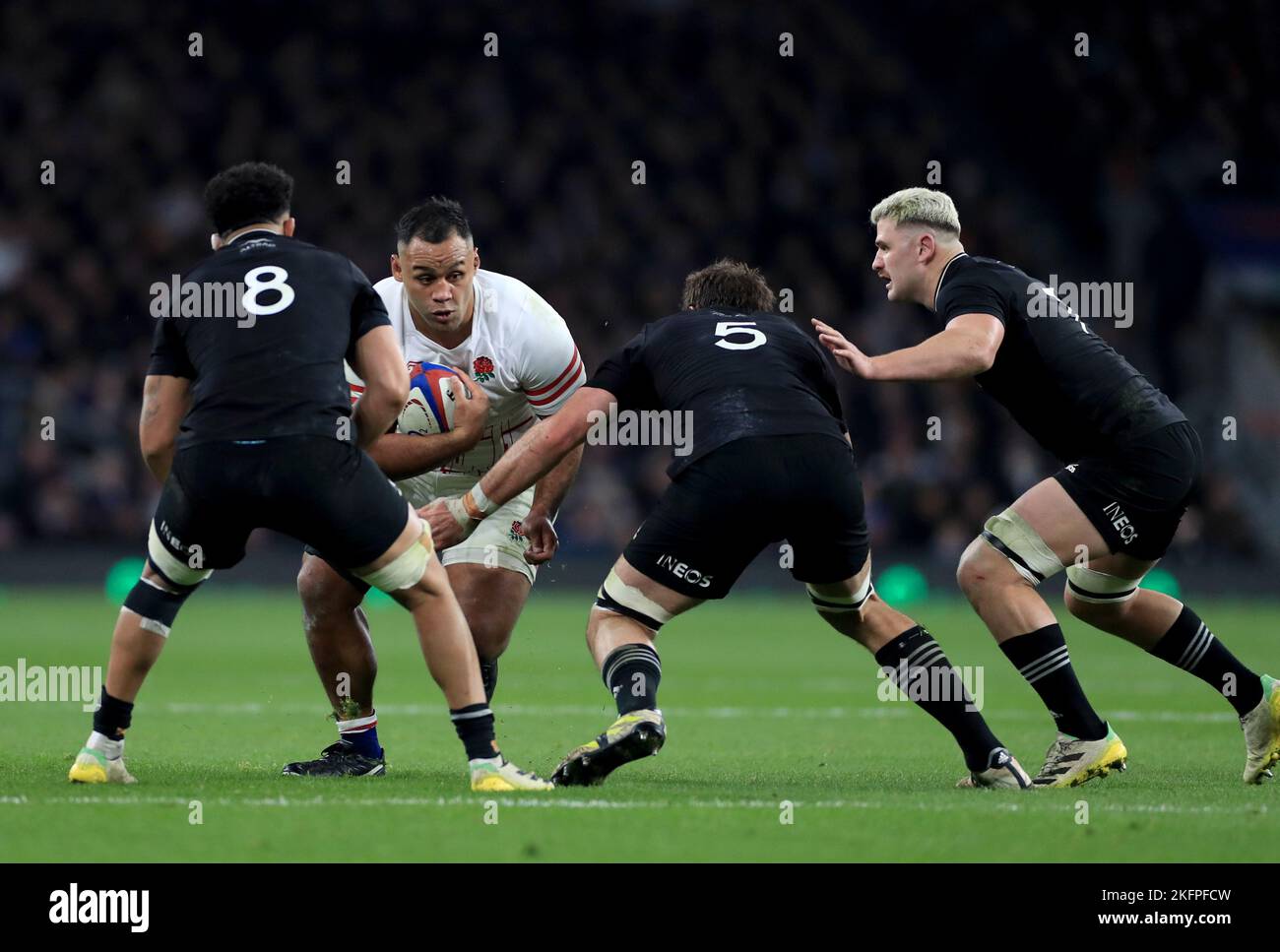 Billy Vunipola (au centre), en Angleterre, est attaqué par Ardie Savea (à gauche) et Sam Whitelock (deuxième à droite), en Nouvelle-Zélande, lors du match international d'automne au stade de Twickenham, à Londres. Date de la photo: Samedi 19 novembre 2022. Banque D'Images