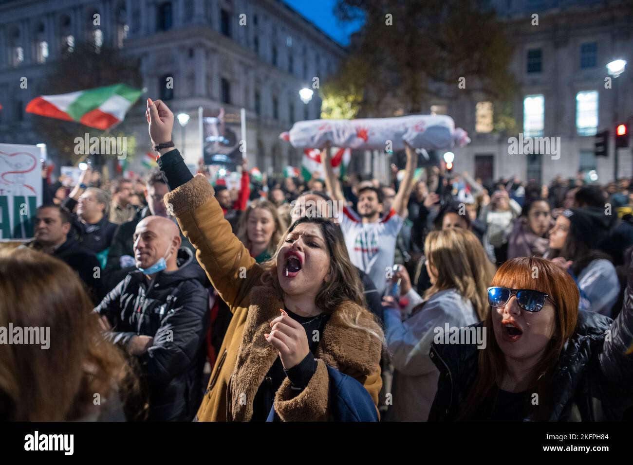 Londres/Royaume-Uni. 19th novembre 2022. Des milliers de manifestants contre le régime iranien ont organisé leur dernière marche de protestation de l'ambassade iranienne à Whitehall, dans le centre de Londres. Londres/Royaume-Uni Aubrey Fagon/ Live News Alamy. Banque D'Images