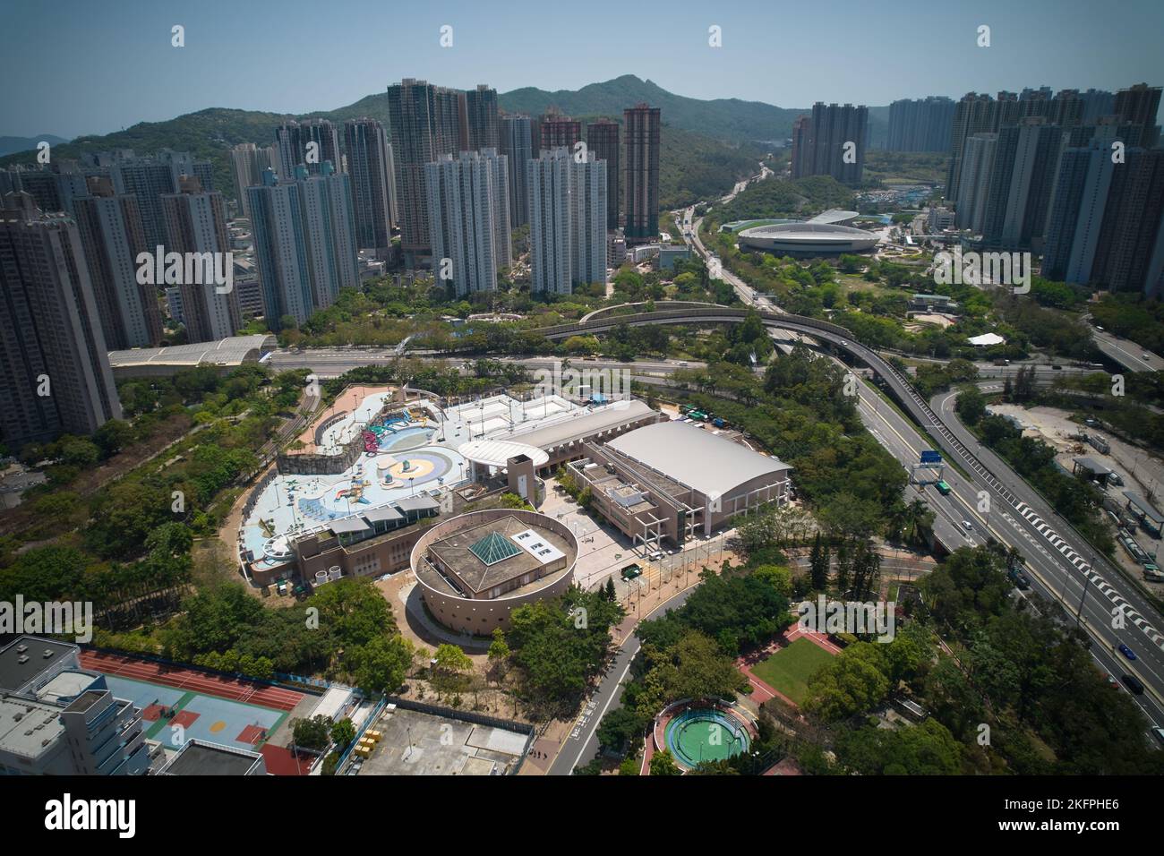 Tir de drone de Tseung Kwan O, en grande partie un quartier résidentiel, avec une bibliothèque, un centre sportif et une piscine près du centre de photo et le vélodrome de HK derrière. Banque D'Images