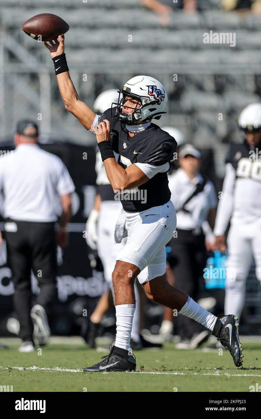 19 novembre 2022: Le quarterback des chevaliers de l'UCF MIKEY KEENE (13) se réchauffe pendant le match de football des chevaliers de Floride centrale et des midiptères de la marine de la NCAA au stade hypothécaire de la FBC à Orlando, FL sur 19 novembre 2022. (Image de crédit : © Cory Knowlton/ZUMA Press Wire) Banque D'Images