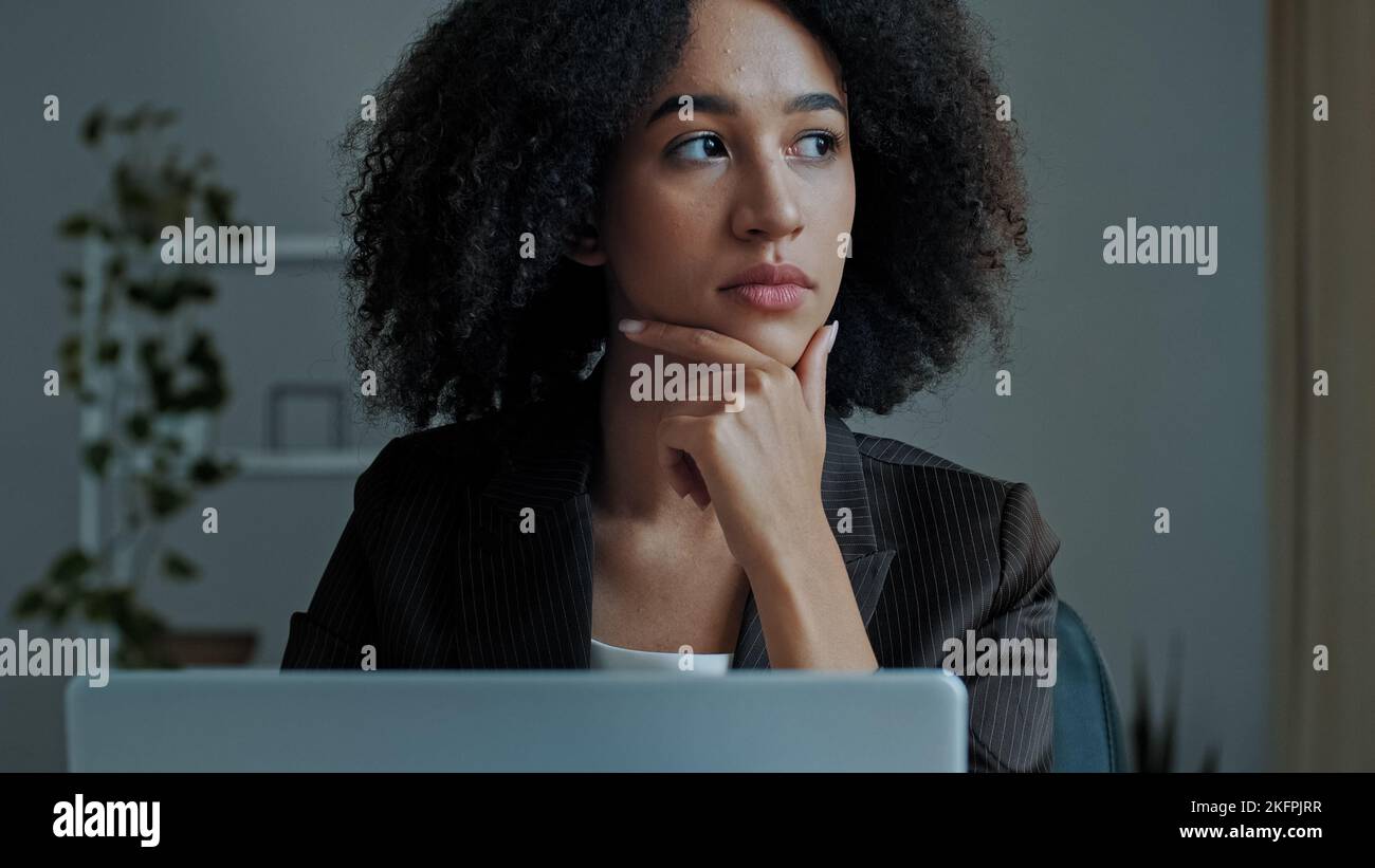 Jeune femme d'affaires afro-américaine fille travailleur indépendant regardant l'écran d'ordinateur portable travail sur l'ordinateur dans le bureau pensez nouvelle entreprise Banque D'Images