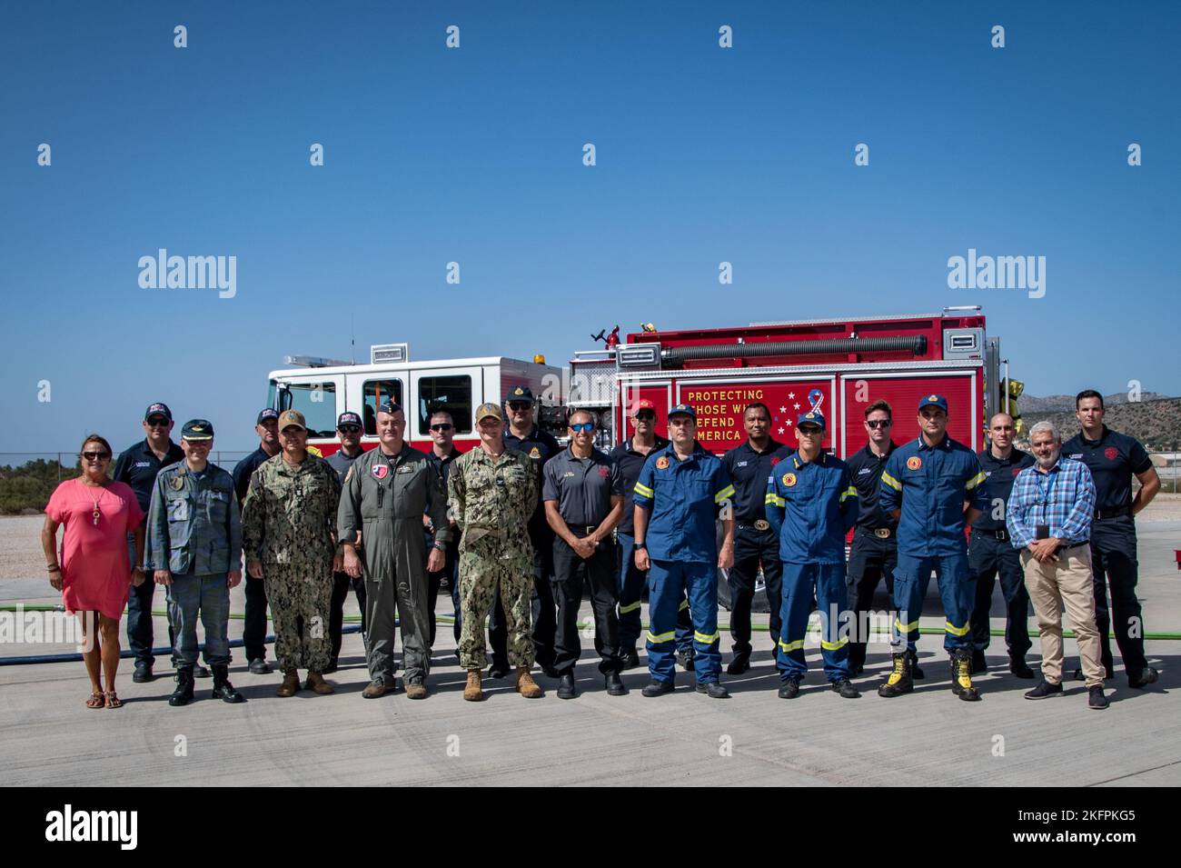 ACTIVITÉ DE SOUTIEN NAVAL BAIE DE SOUDA, Grèce (sept 30, 2022) – personnel affecté à l'activité de soutien naval (NSA) Souda Bay, à l'équipe des services d'incendie et d'urgence de la NSA Souda Bay, à l'aile de combat 115th de la Force aérienne hellénique, La brigade de pompiers de la Canée et la caserne de pompiers de l'aéroport de la Canée posent pour une photo sur le terrain d'entraînement conjoint de feu après l'entraînement de feu en direct le 30 septembre 2022. NSA Souda Bay est une installation opérationnelle à terre qui permet et soutient les forces des États-Unis, des alliés, de la Coalition et de la nation partenaire de préserver la sécurité et la stabilité dans les zones de commandement européen, africain et central de la société Banque D'Images