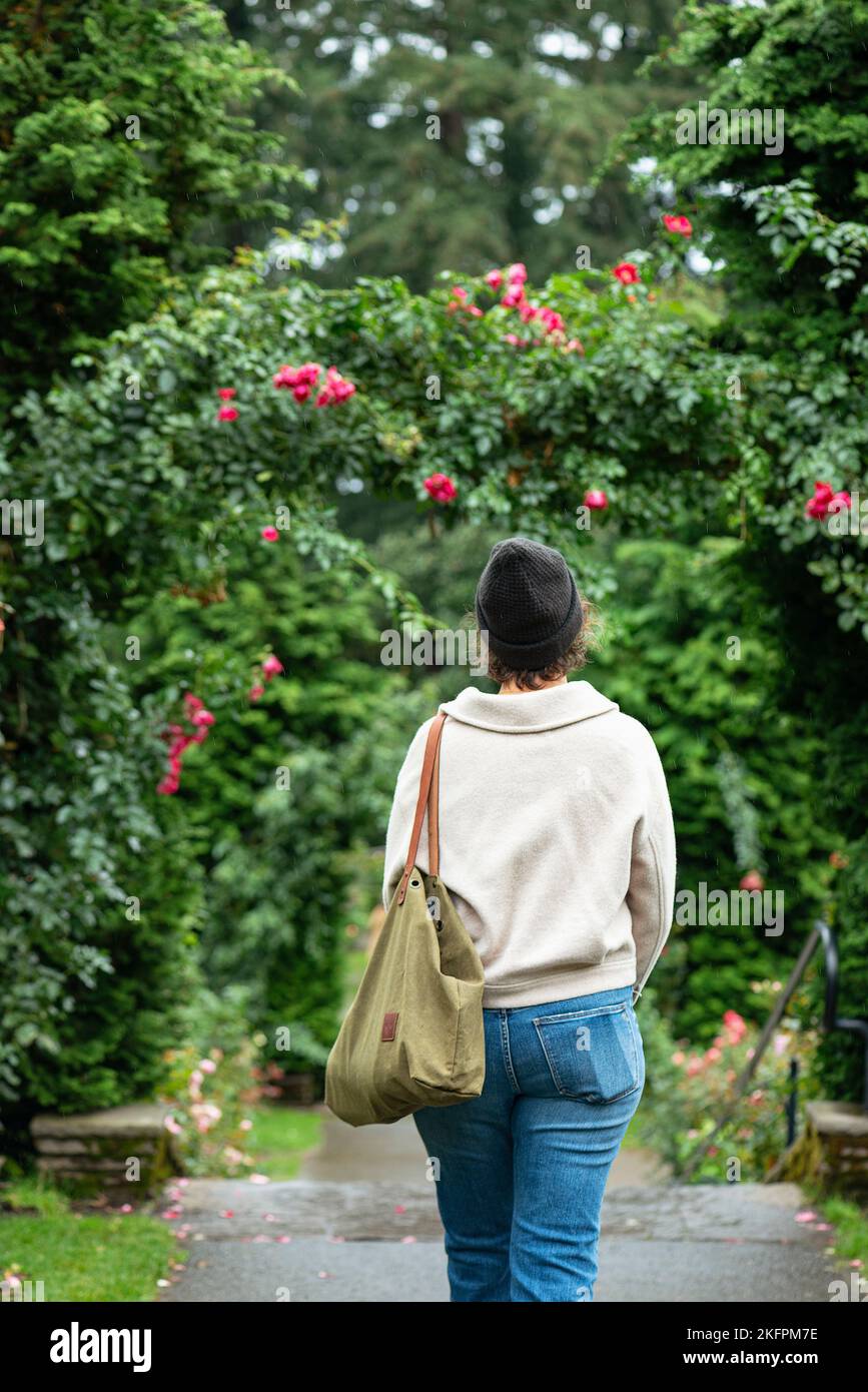 Une personne marchant dans le Washington Park de Portland. Banque D'Images