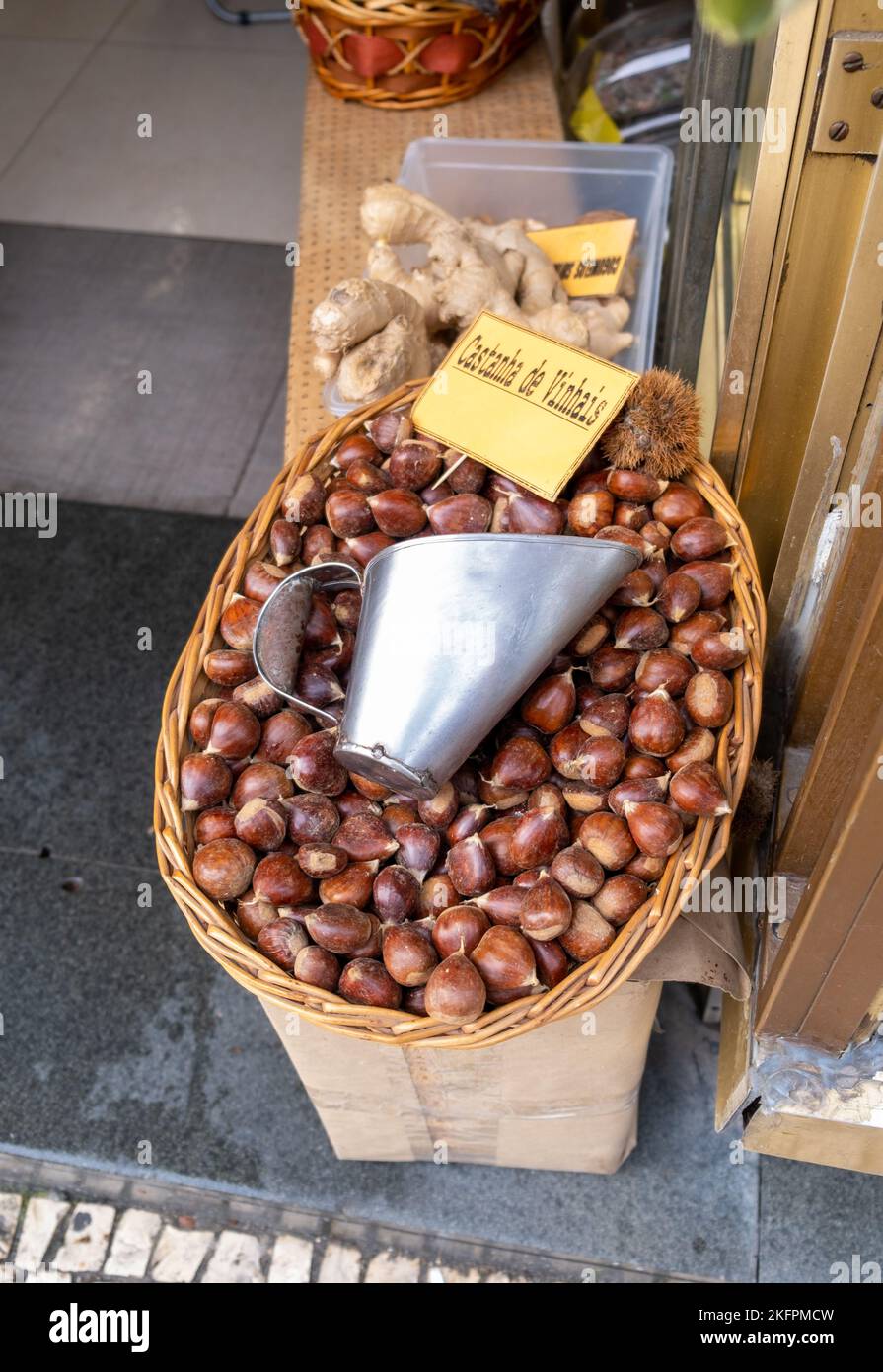 Panier de vignes châtaigne à vendre dans une boutique au Portugal. Le signe avec le nom portugais de Vines Chestnut Banque D'Images