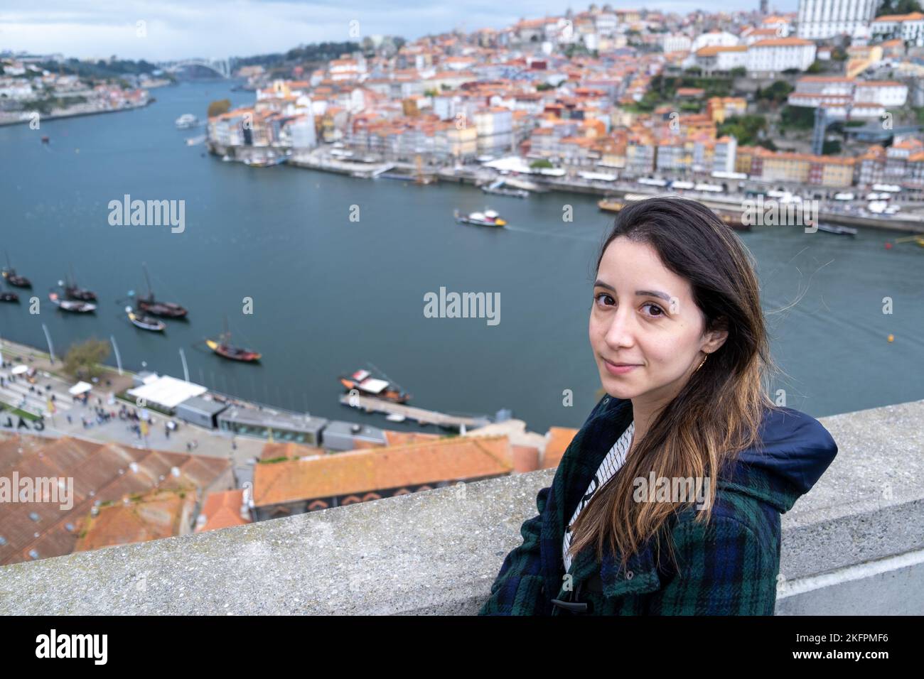 Jeune voyageur souriant et regardant la caméra Douro et la ville de Porto,  Portugal en arrière-plan Photo Stock - Alamy