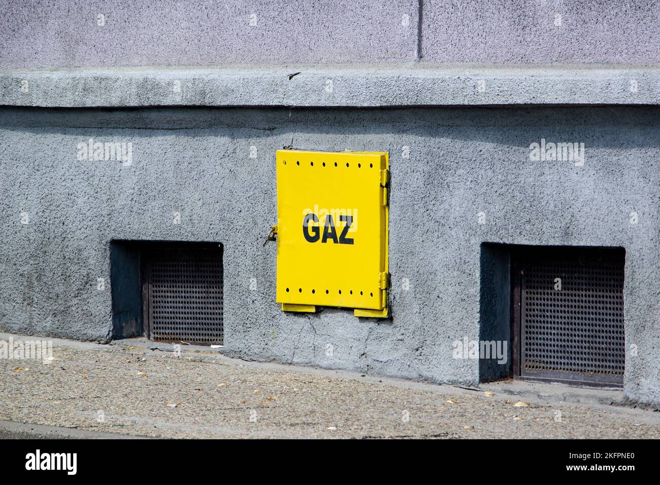 Porte jaune pour l'équipement de contrôle du gaz (gaz en polonais) à la maison en Pologne Banque D'Images