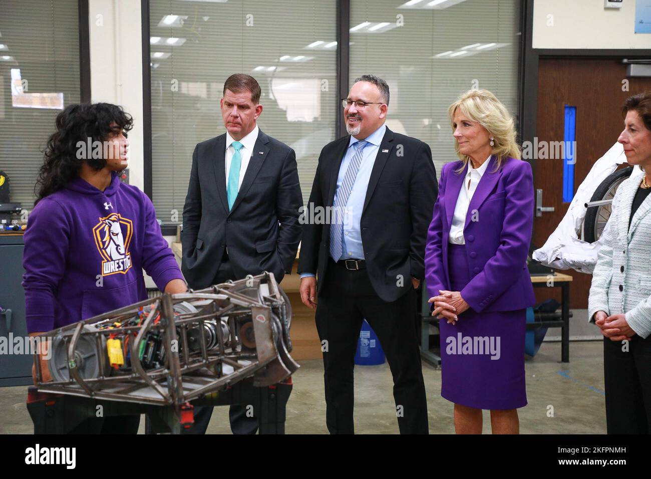 14 NOVEMBRE - CHICAGO, IL : Ethan Salibio, le secrétaire américain du travail Marty Walsh, le secrétaire américain de l'éducation Miguel Cardona, la première dame Dr. Jill Biden et la secrétaire américaine du commerce Gina Raimondo visitent le lycée de Rolling Meadows pour une table ronde éducative avec des étudiants et des enseignants sur 14 novembre 2022 à Rolling Meadows, Illinois. (Photo : Cruz Gutierrez/accès photo) Banque D'Images