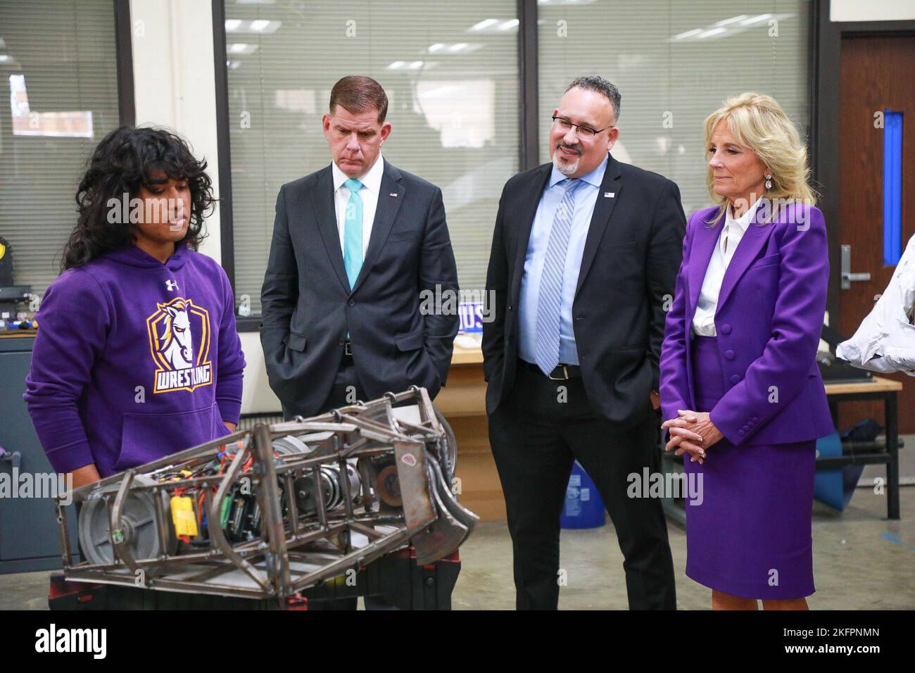 NOVEMBRE 14 - CHICAGO, il: Ethan Salibio, Secrétaire américain du travail Marty Walsh, Secrétaire américain de l'éducation Miguel Cardona et la première dame Dr. Jill Biden visite le lycée Rolling Meadows pour une table ronde éducative avec des étudiants et des enseignants sur 14 novembre 2022 à Rolling Meadows, Illinois. (Photo : Cruz Gutierrez/accès photo) Banque D'Images