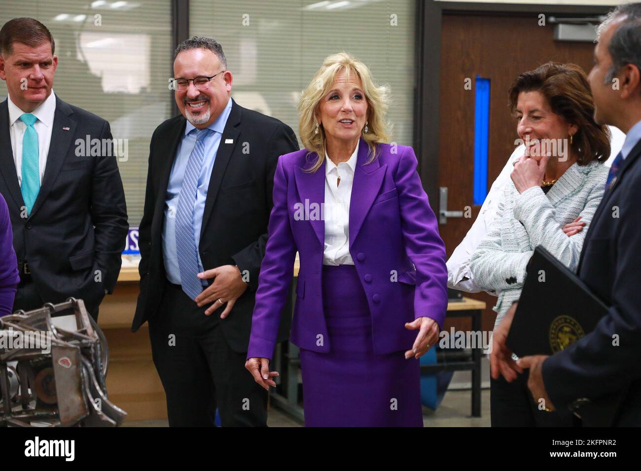 NOVEMBRE 14 - CHICAGO, il: Le secrétaire américain du travail Marty Walsh, le secrétaire américain de l'éducation Miguel Cardona, la première dame Dr. Jill Biden et le secrétaire américain du commerce Gina Raimondo visite le lycée Rolling Meadows pour une table ronde éducative avec des étudiants et des enseignants sur 14 novembre 2022 à Rolling Meadows, Illinois. (Photo : Cruz Gutierrez/accès photo) Banque D'Images