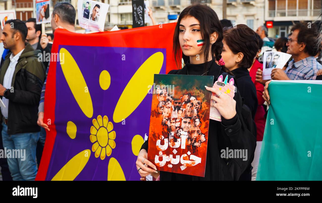 Izmir, Iran, 19/11/2022, le peuple iranien d'Izmir, en particulier les femmes et les organisations de femmes, ont protesté contre la mort de Mahsa Amini par la police de moralité en Iran. Mahsa Amini, 22 ans, a été arrêtée dans une station de métro de Téhéran, accusée d'avoir enfreint les lois morales. Amini est tombé dans le coma après avoir été détenu et a été hospitalisé et est mort sur 16 septembre. Une série de manifestations se poursuivent toujours en Iran et dans le monde entier en réaction à la mort de Mahsa Amini. Banque D'Images