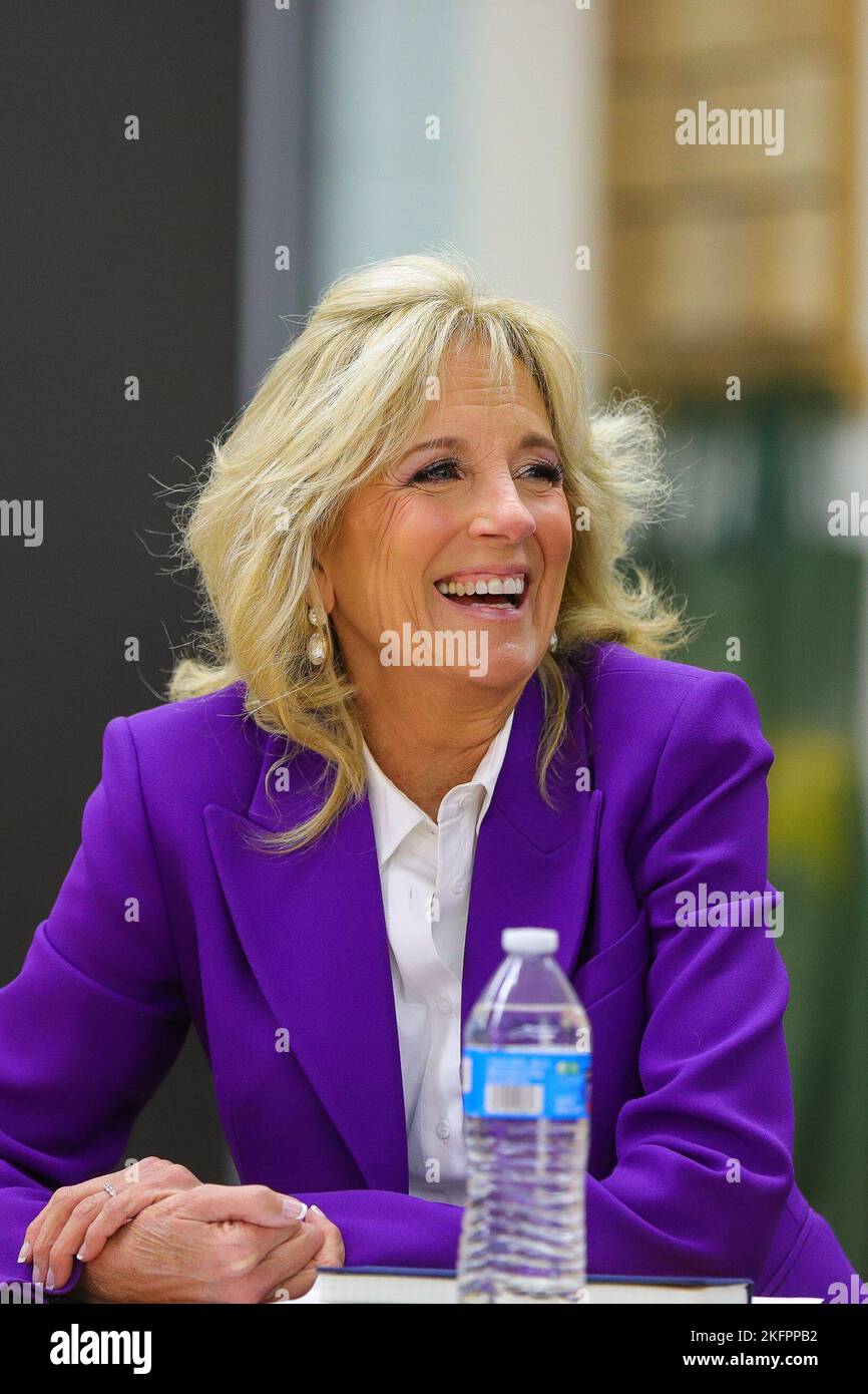 14 NOVEMBRE - CHICAGO, il : la première dame, le Dr Jill Biden, visite l'école secondaire Rolling Meadows pour une table ronde éducative avec des étudiants et des enseignants sur 14 novembre 2022 à Rolling Meadows, Illinois. (Photo : Cruz Gutierrez/accès photo) Banque D'Images