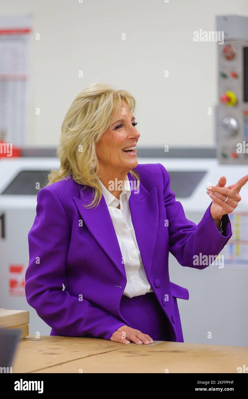 14 NOVEMBRE - CHICAGO, il : la première dame, le Dr Jill Biden, visite l'école secondaire Rolling Meadows pour une table ronde éducative avec des étudiants et des enseignants sur 14 novembre 2022 à Rolling Meadows, Illinois. (Photo : Cruz Gutierrez/accès photo) Banque D'Images