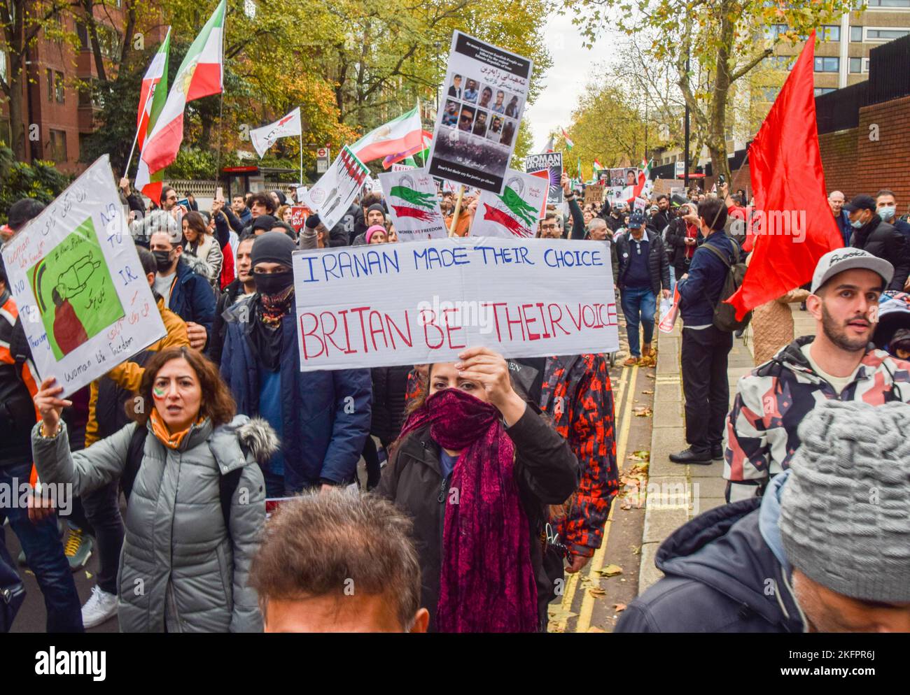 Londres, Royaume-Uni. 19th novembre 2022. Les manifestants défilent à Knightsbridge. Des manifestants se sont rassemblés devant l'ambassade iranienne pour réclamer justice à Mahsa Amini et à d'autres victimes, un changement de régime et la liberté pour l'Iran. Credit: Vuk Valcic/Alamy Live News Banque D'Images