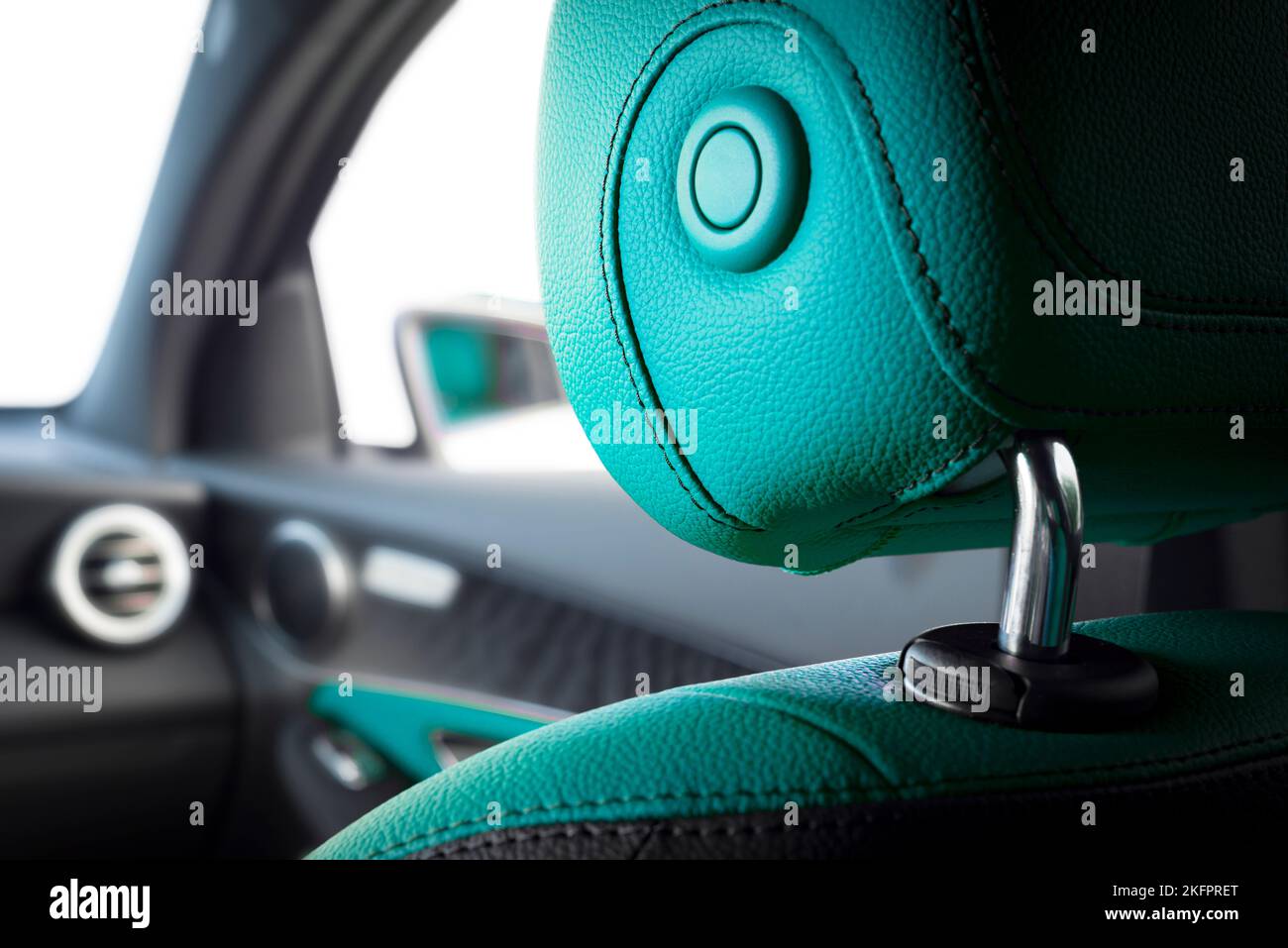 Intérieur en cuir de voiture de luxe moderne. Fait partie des détails des sièges d'auto en cuir avec coutures. Intérieur de la voiture prestige. Sièges en cuir perforé confortables. P Banque D'Images