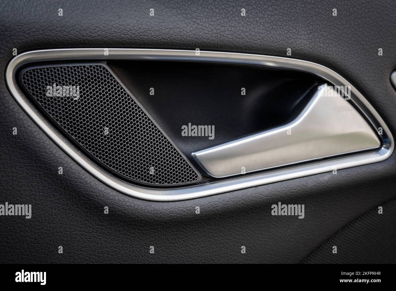 Poignée de porte avec des boutons de commande de siège d'une voiture de luxe. Intérieur en cuir blanc de la voiture de luxe modernes. Détails de l'intérieur automobile moderne Banque D'Images
