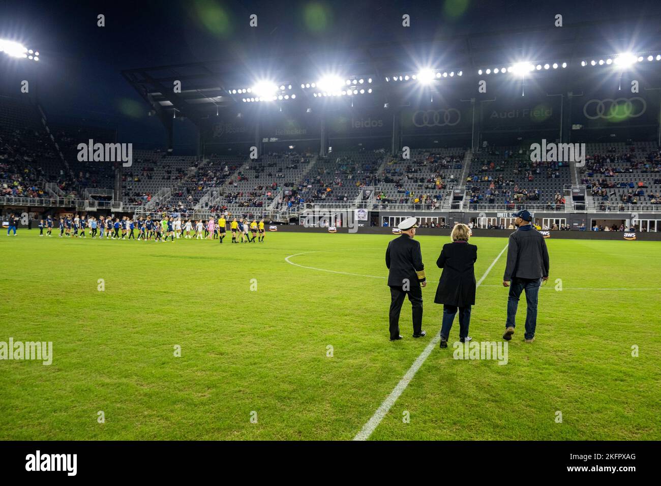 WASHINGTON (octobre 01, 2022) - Chef des opérations navales SMA. Mike Gilday et sa femme Linda marchent sur le terrain avant un match de la National Women's Soccer League à Audi Field où l'esprit de Washington a mis en évidence les femmes dans la Marine (WIN), 1 octobre. Pendant le match, entre l'Esprit de Washington et le tiret de Houston, les femmes de la Marine, qui comprenaient des marins et des civils, ont été reconnues sur le terrain pour leur service. Banque D'Images