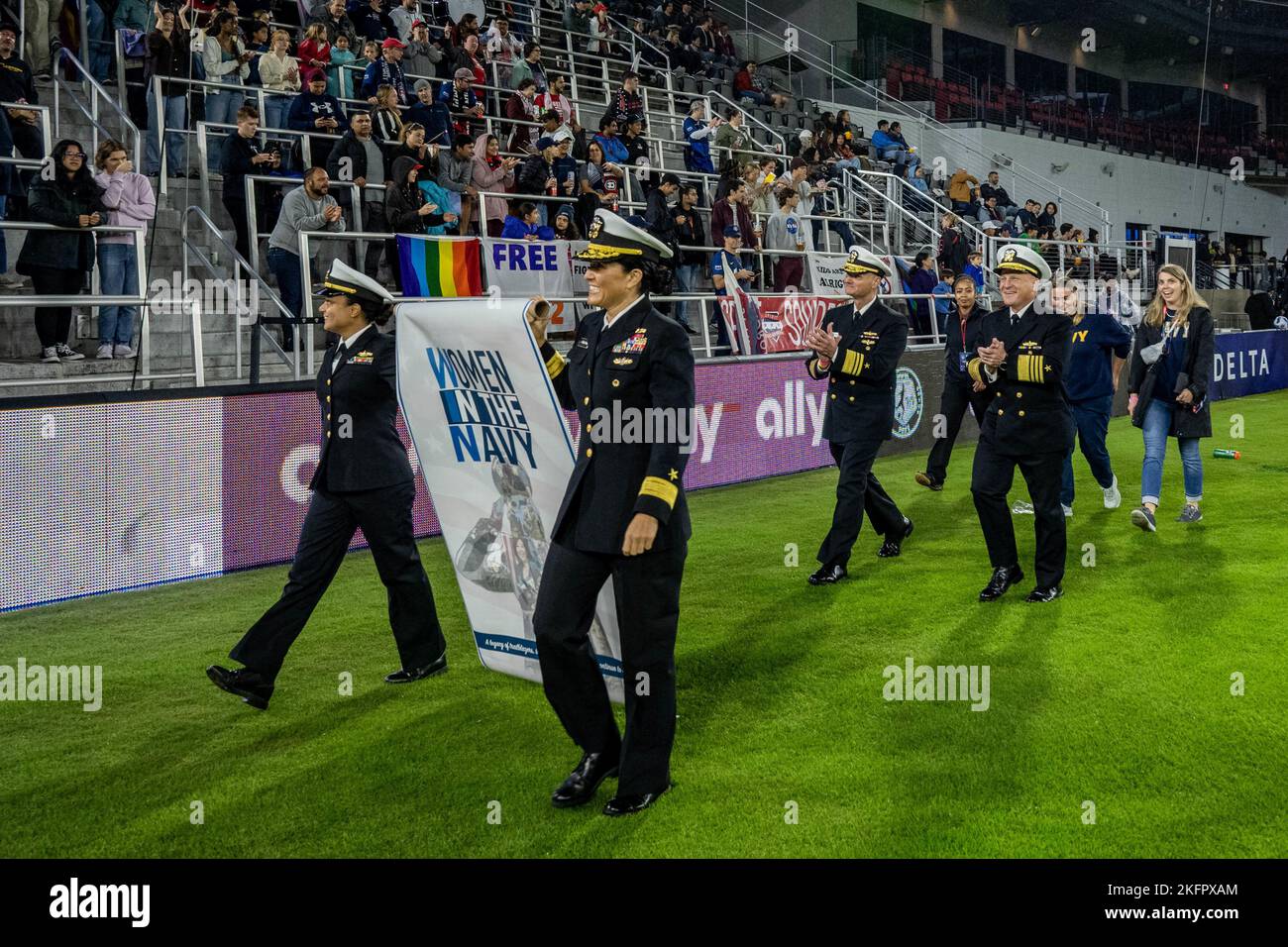 WASHINGTON (octobre 01, 2022) - Chef des opérations navales SMA. Mike Gilday et les marins et les civils affectés au commandement des systèmes de la Marine participent à la parade de mi-temps lors d'un match de la Ligue nationale de football des femmes à Audi Field, où l'esprit de Washington a mis en évidence les femmes dans la Marine (WIN), le 1 octobre. Pendant le match, entre l'Esprit de Washington et le tiret de Houston, les femmes de la Marine, qui comprenaient des marins et des civils, ont été reconnues sur le terrain pour leur service. Banque D'Images