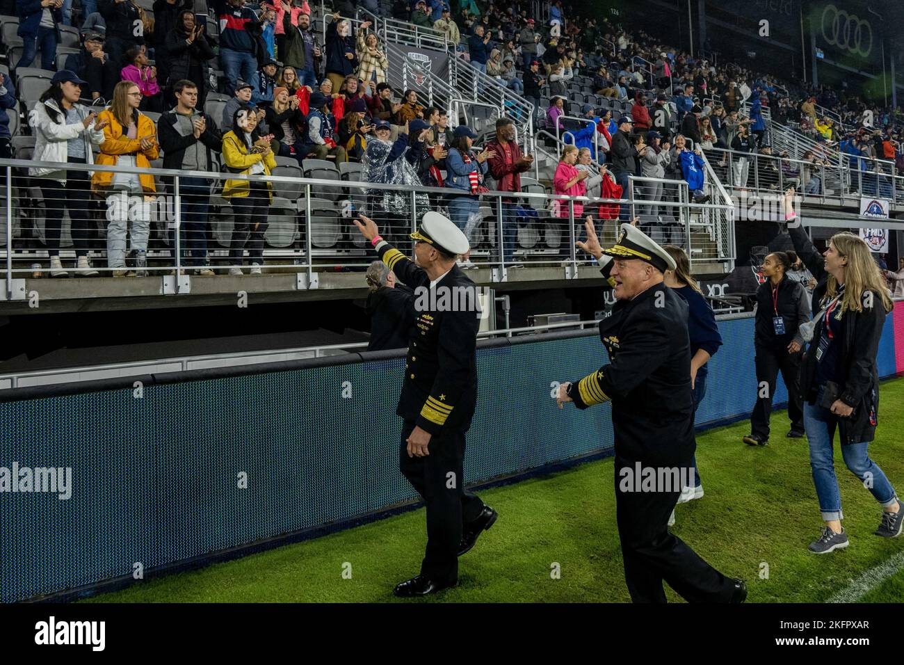 WASHINGTON (octobre 01, 2022) - Chef des opérations navales SMA. Mike Gilday et les marins et les civils affectés au commandement des systèmes de la Marine participent à la parade de mi-temps lors d'un match de la Ligue nationale de football des femmes à Audi Field, où l'esprit de Washington a mis en évidence les femmes dans la Marine (WIN), le 1 octobre. Pendant le match, entre l'Esprit de Washington et le tiret de Houston, les femmes de la Marine, qui comprenaient des marins et des civils, ont été reconnues sur le terrain pour leur service. Banque D'Images