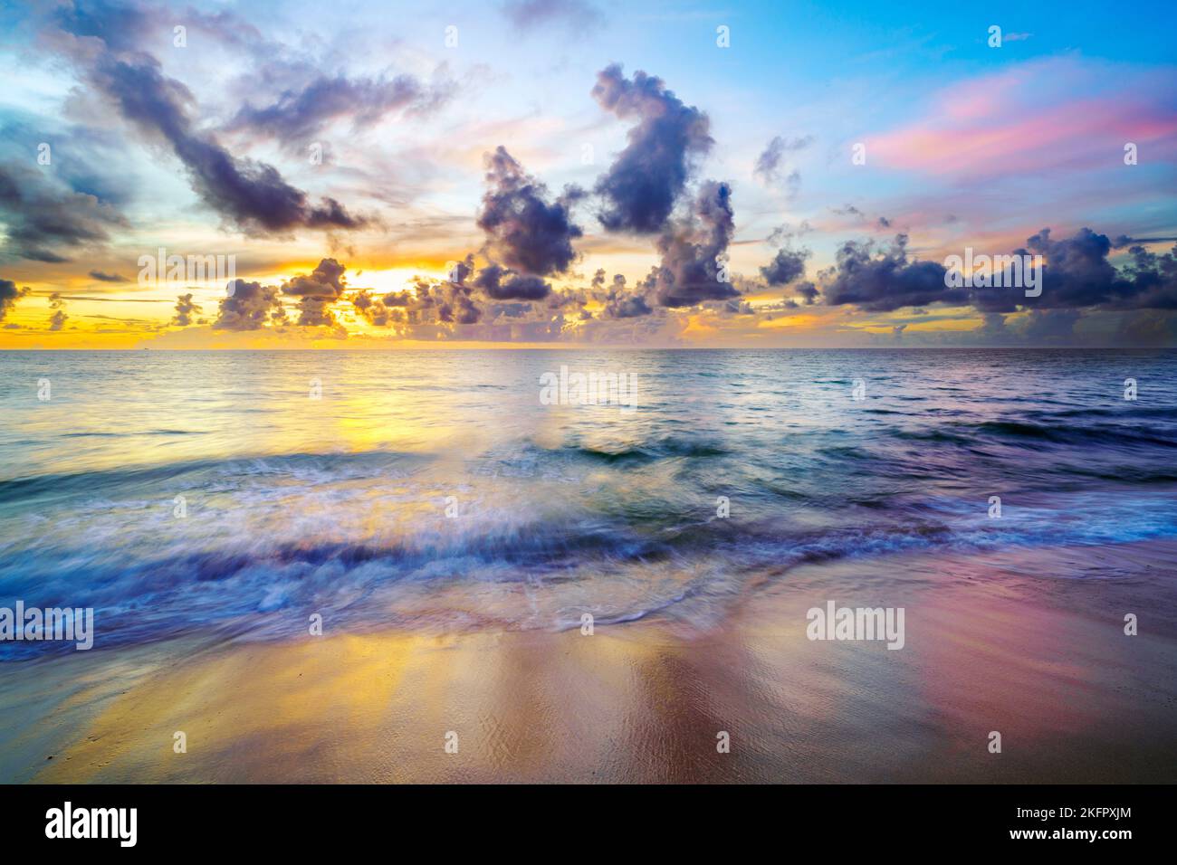Lever du soleil sur une journée nuageux Hollywood Beach, Miami, Floride du Sud, États-Unis Banque D'Images Lever du soleil sur une journée nuageux Hollywood Beach, Miami, Floride du Sud, États-Unis Banque D'Images