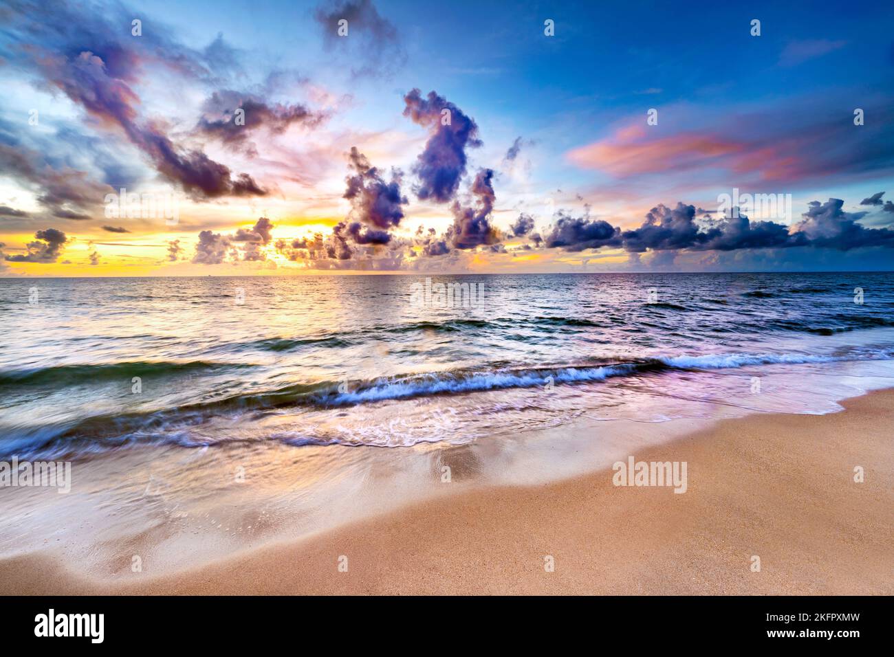 Lever du soleil sur une journée nuageux Hollywood Beach, Miami, Floride du Sud, États-Unis Banque D'Images Lever du soleil sur une journée nuageux Hollywood Beach, Miami, Floride du Sud, États-Unis Banque D'Images