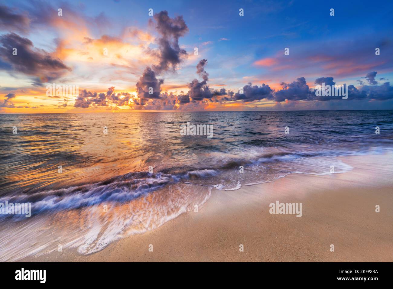 Lever du soleil lors d'un jour de tempête Hollywood Beach, Miami, Floride du Sud, États-Unis Banque D'Images Lever du soleil lors d'un jour de tempête Hollywood Beach, Miami, Floride du Sud, États-Unis Banque D'Images
