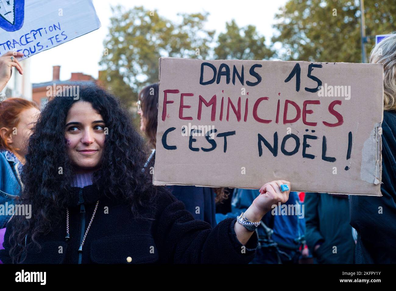 France, Toulouse, 19 novembre 2022. Un écriteau, en 15 les féminicides c'est Noël!. Manifestation du mouvement NOUSTOUTES, partout en France, pour dire ARRÊT à la sexiste et à la violence sexuelle. France, Toulouse, 19 novembre 2022. Photo de Patricia Huchot-Boissier/ABACAPRESS.COM Banque D'Images