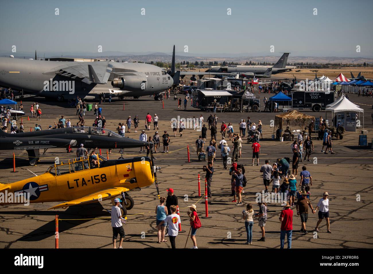 Les membres du public font le tour du California Capital Airshow à l